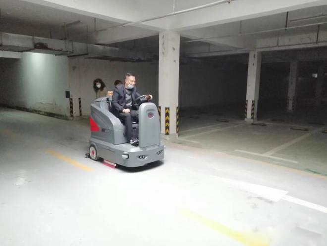 莱芜小区物业保洁不用人力改用驾驶式洗地机了